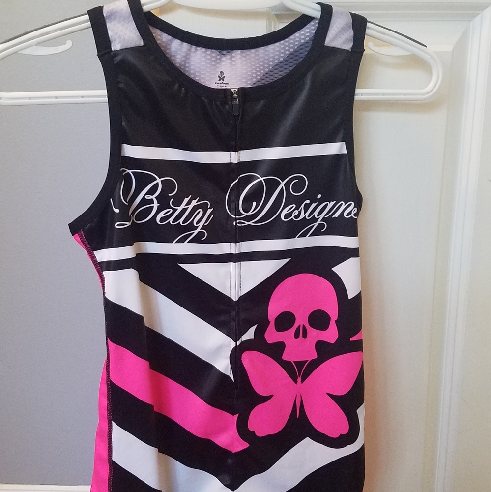 Betty Design Tri top